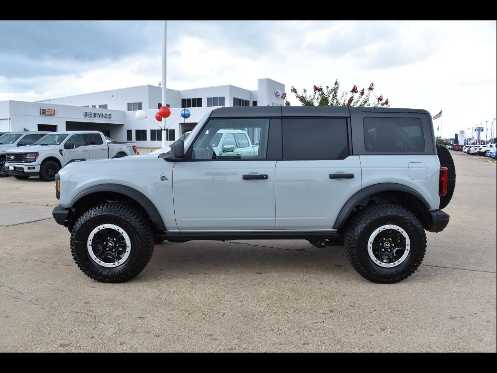 2024 Ford Bronco Black Diamond photo 2
