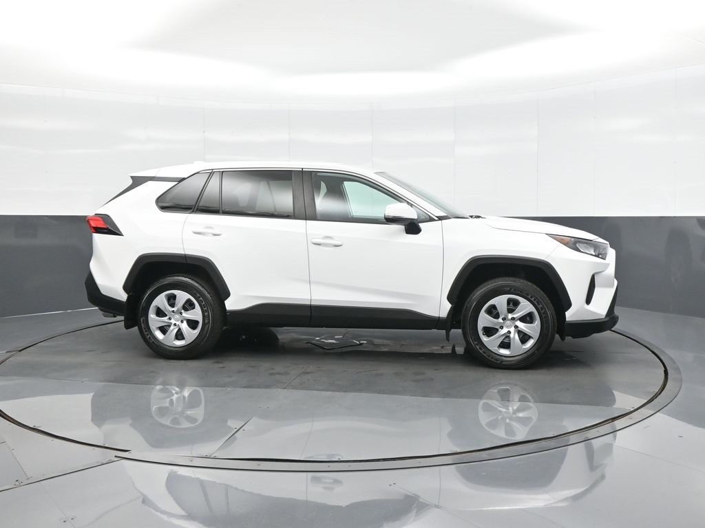 2022 Toyota RAV4 LE photo 6
