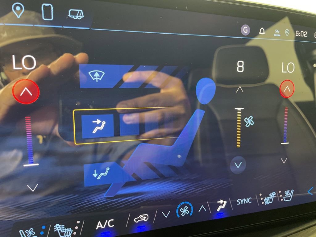 2025 Chevrolet Suburban Premier photo 30