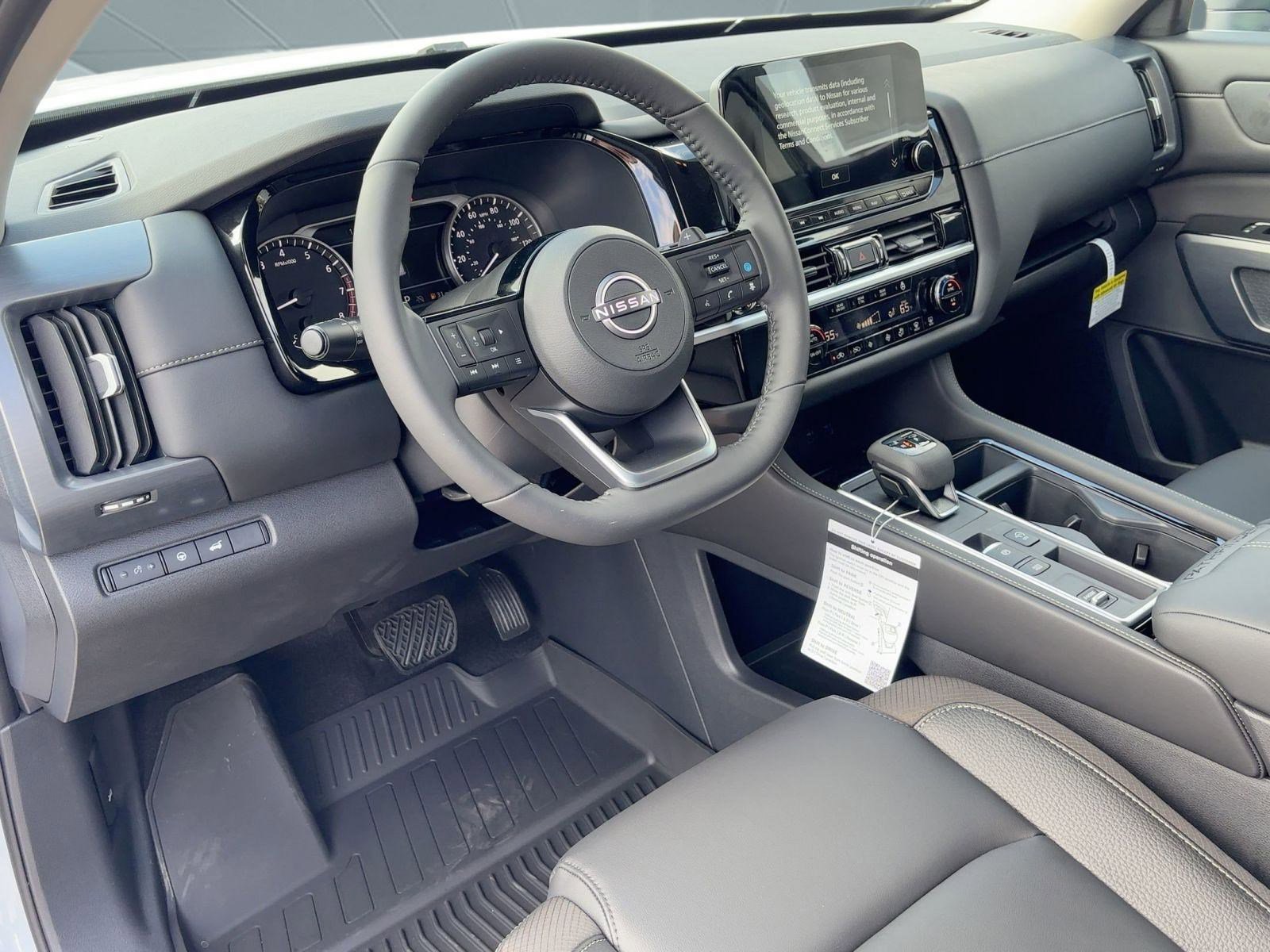 2025 Nissan Pathfinder SL photo 4