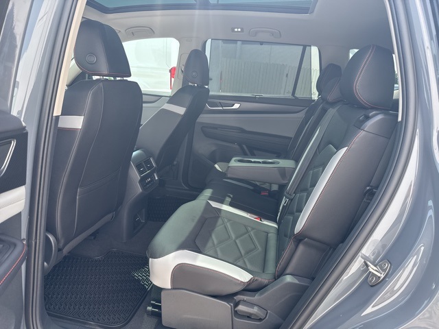 2025 Volkswagen Atlas Peak Edition SE photo 8