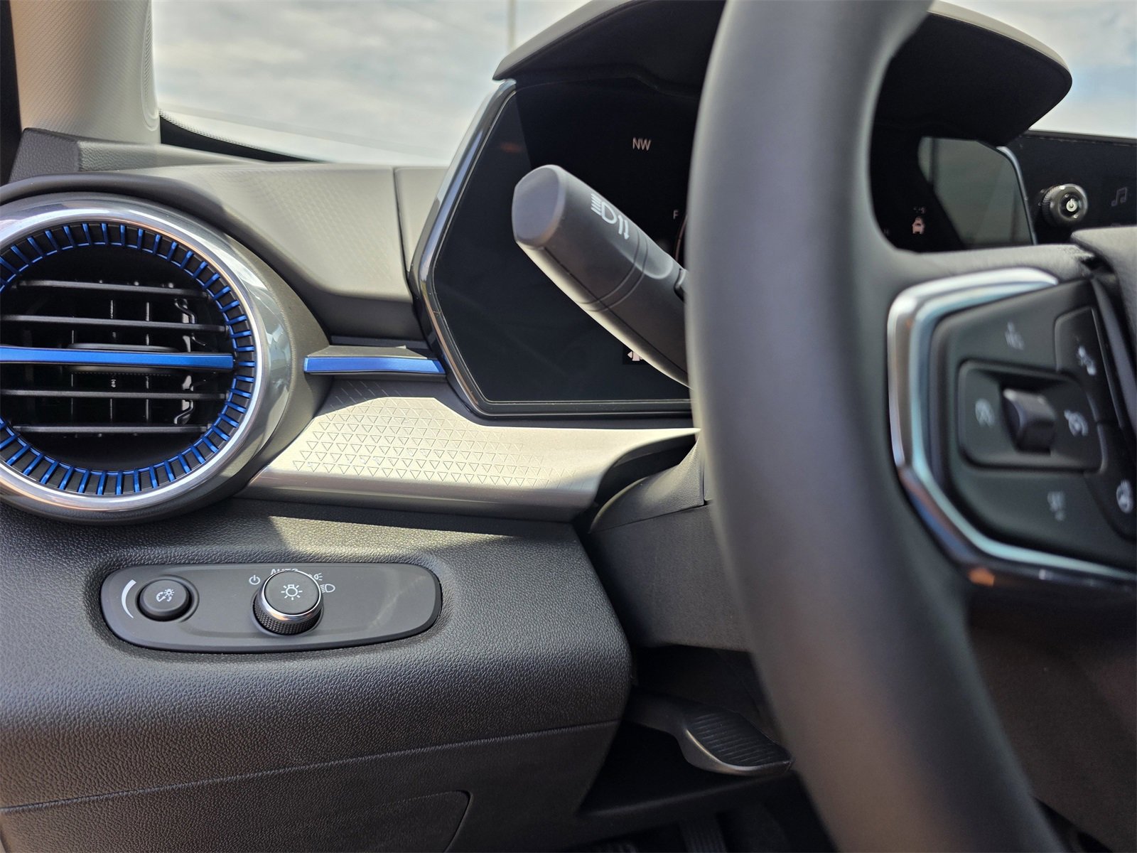 2025 Chevrolet Trax LT photo 17