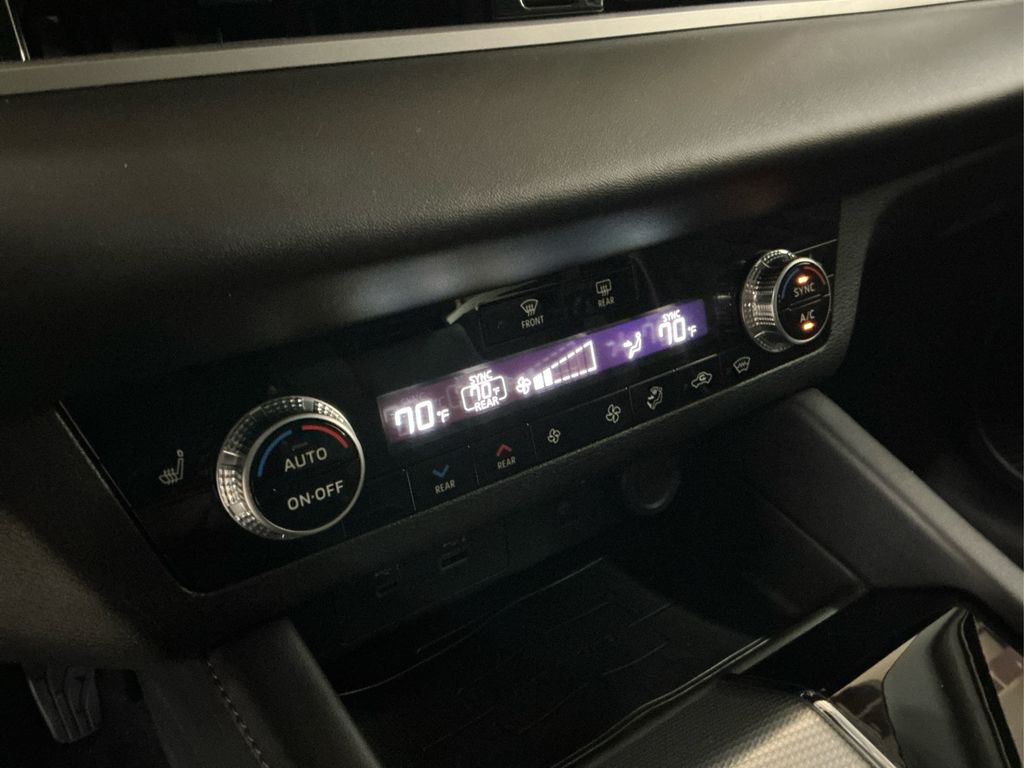 2024 Mitsubishi Outlander SEL photo 18