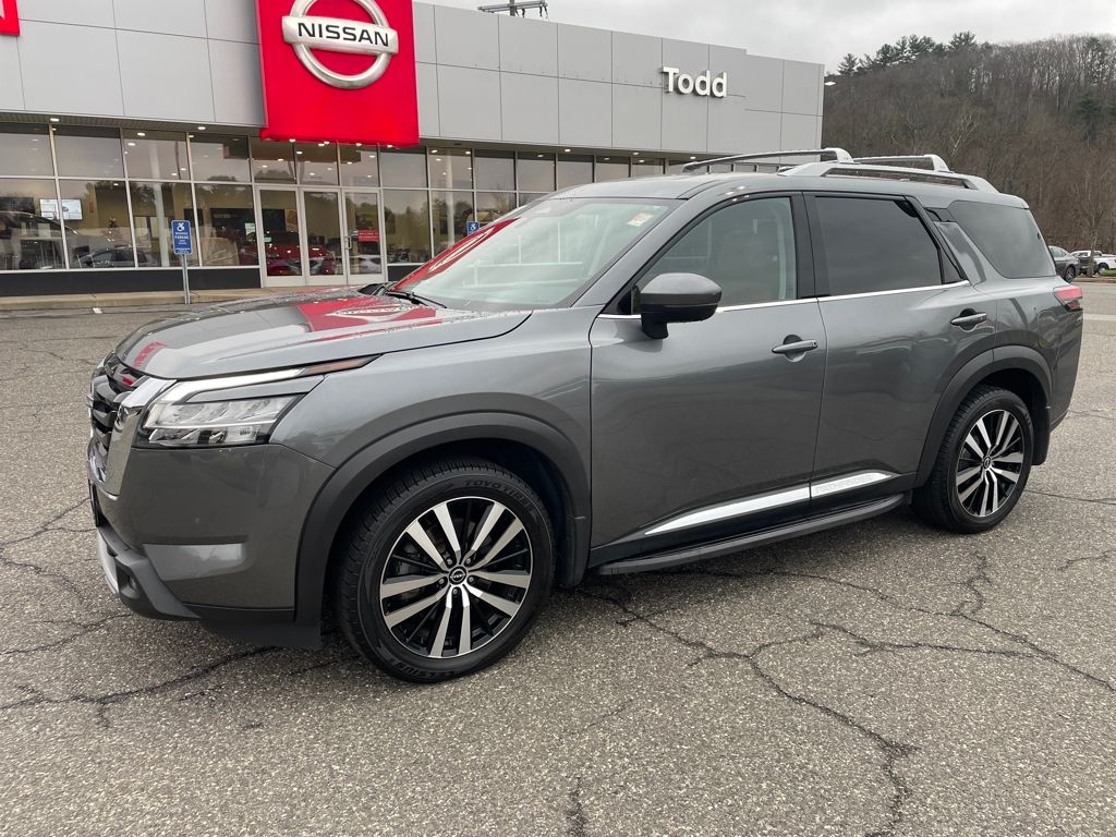 2024 Nissan Pathfinder Platinum's photo