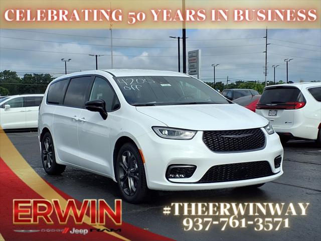 2026 Chrysler Pacifica Select's photo