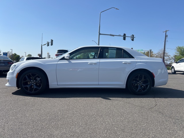 2023 Chrysler 300 Touring L photo 4