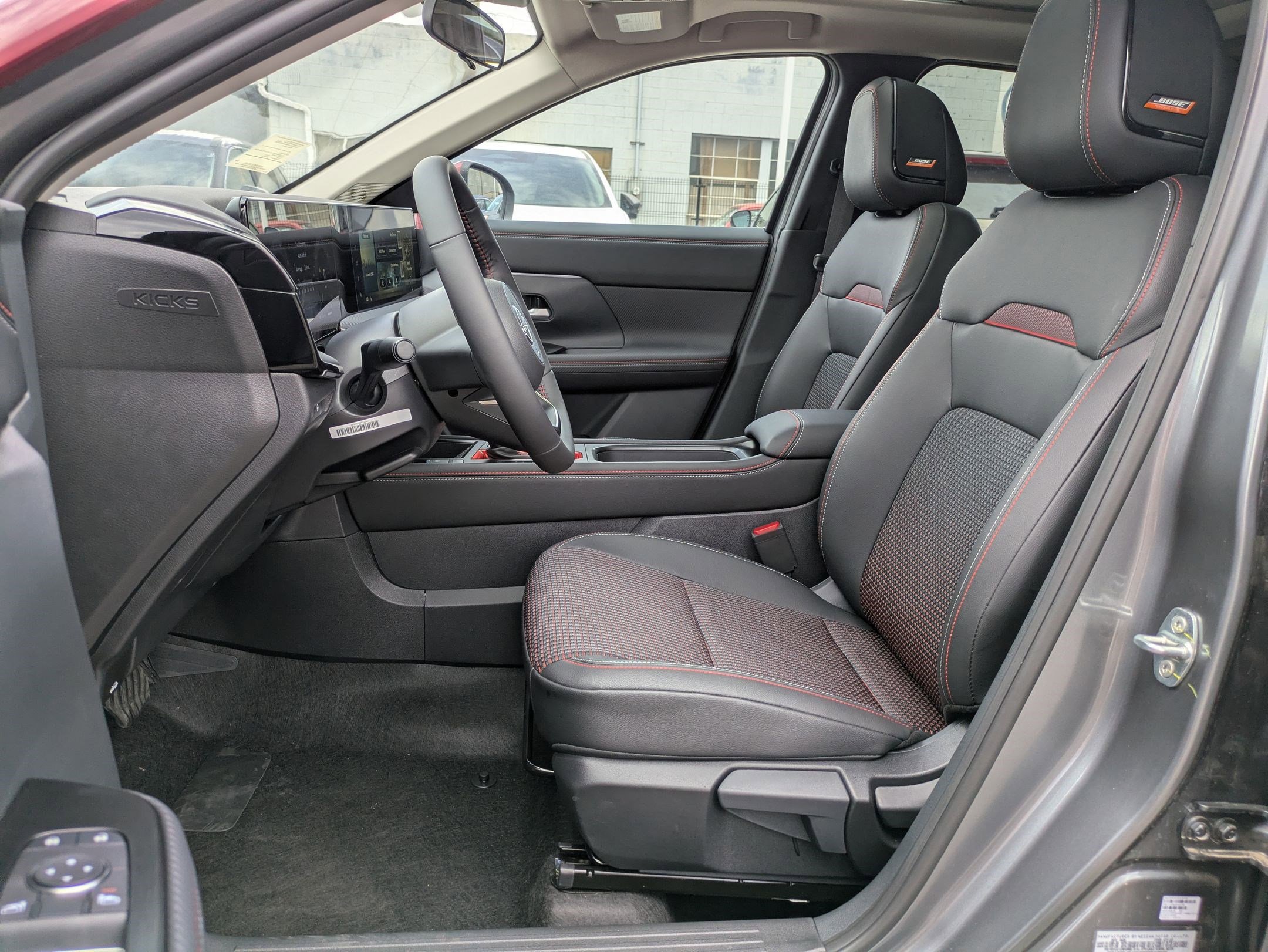 2025 Nissan Kicks SR photo 17