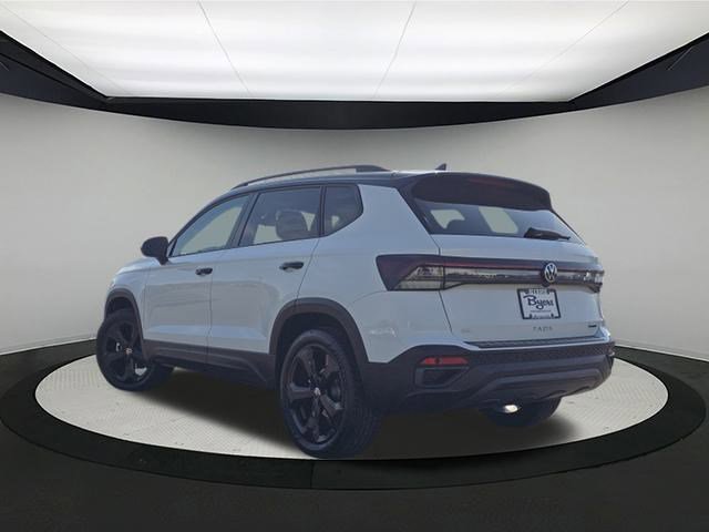 2025 Volkswagen Taos SE photo 3