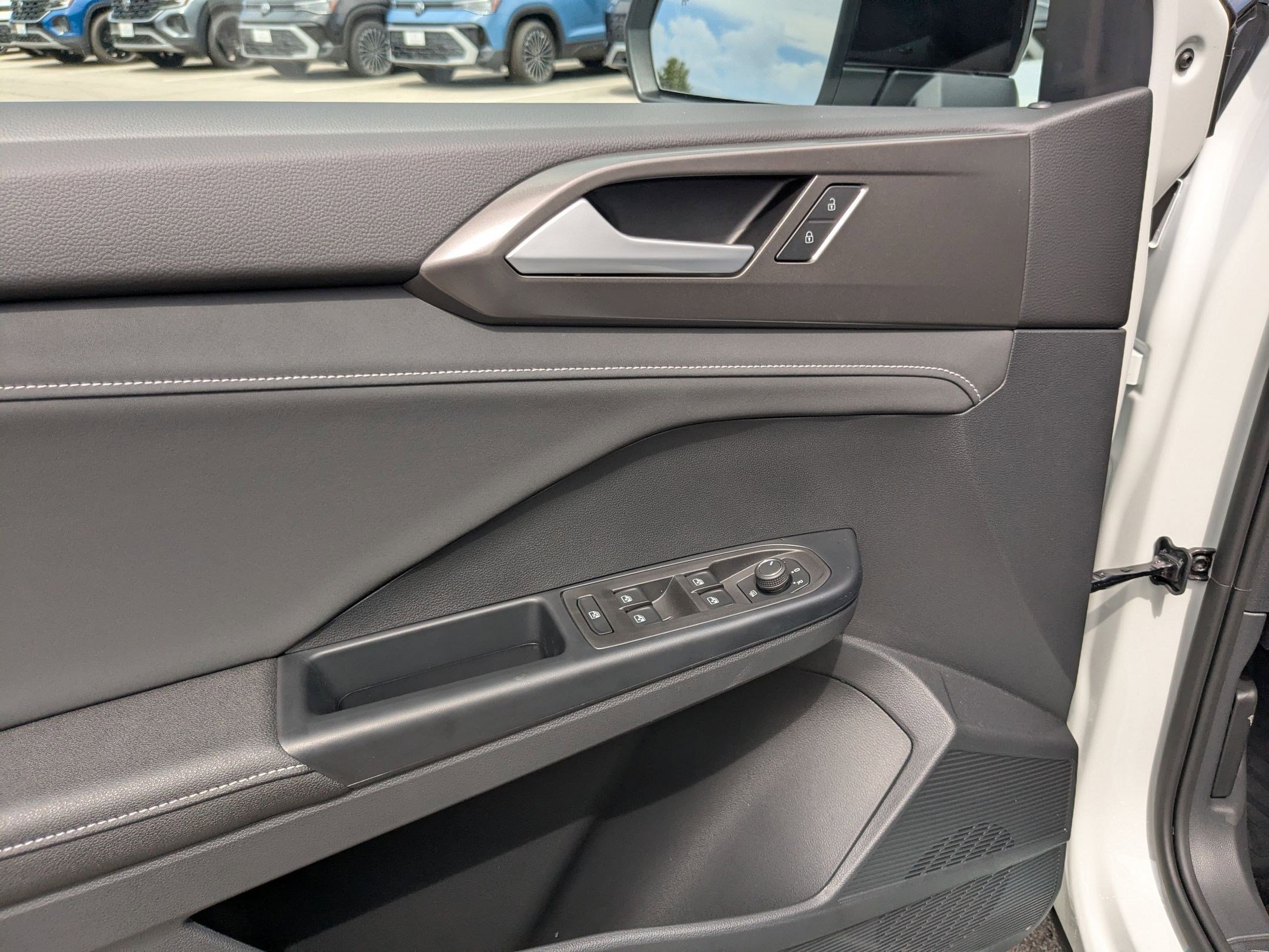 2025 Volkswagen Taos SE photo 3