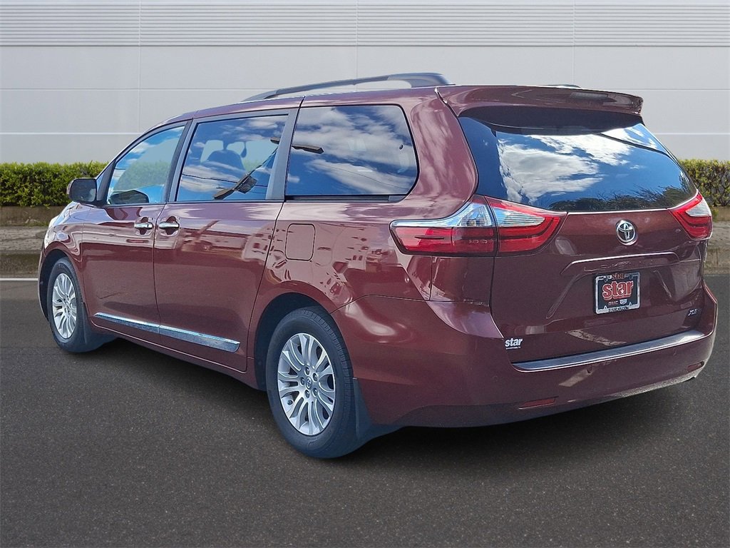 2017 Toyota Sienna XLE photo 3