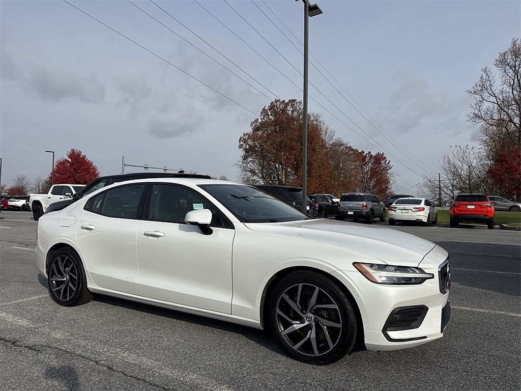 2020 Volvo S60 T6 Momentum photo 3