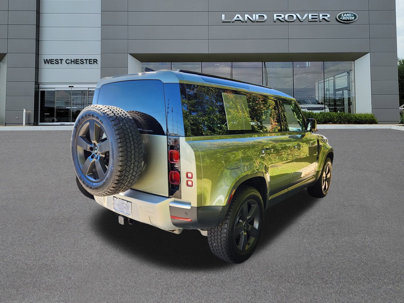 2024 Land Rover Defender 110 S photo 4