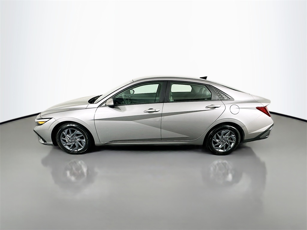 2024 Hyundai Elantra SEL photo 8