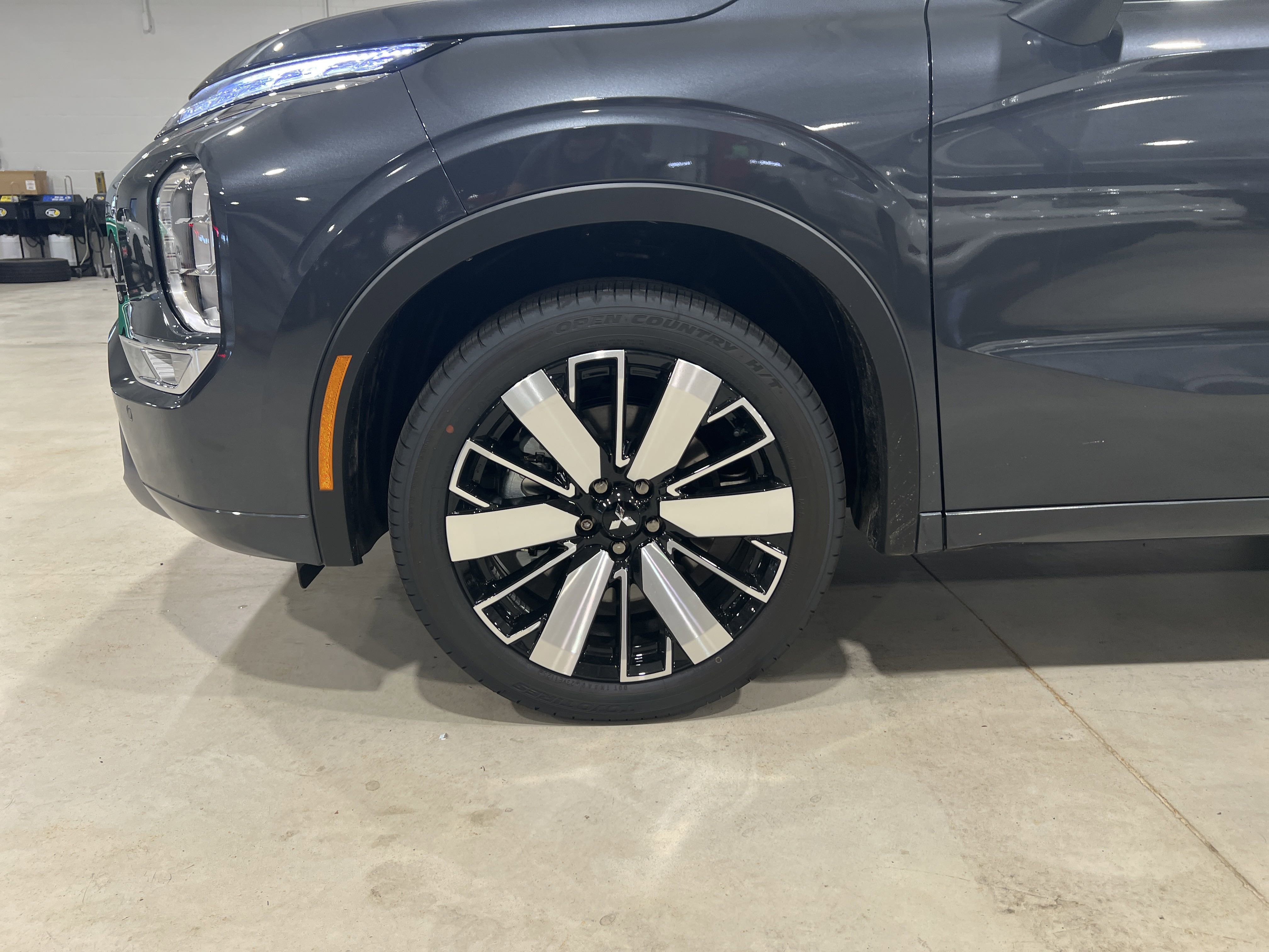 2025 Mitsubishi Outlander SEL photo 8