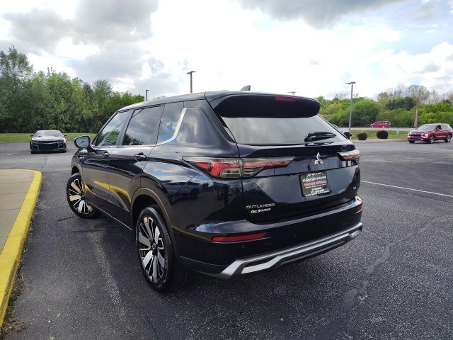 2025 Mitsubishi Outlander SE photo 2