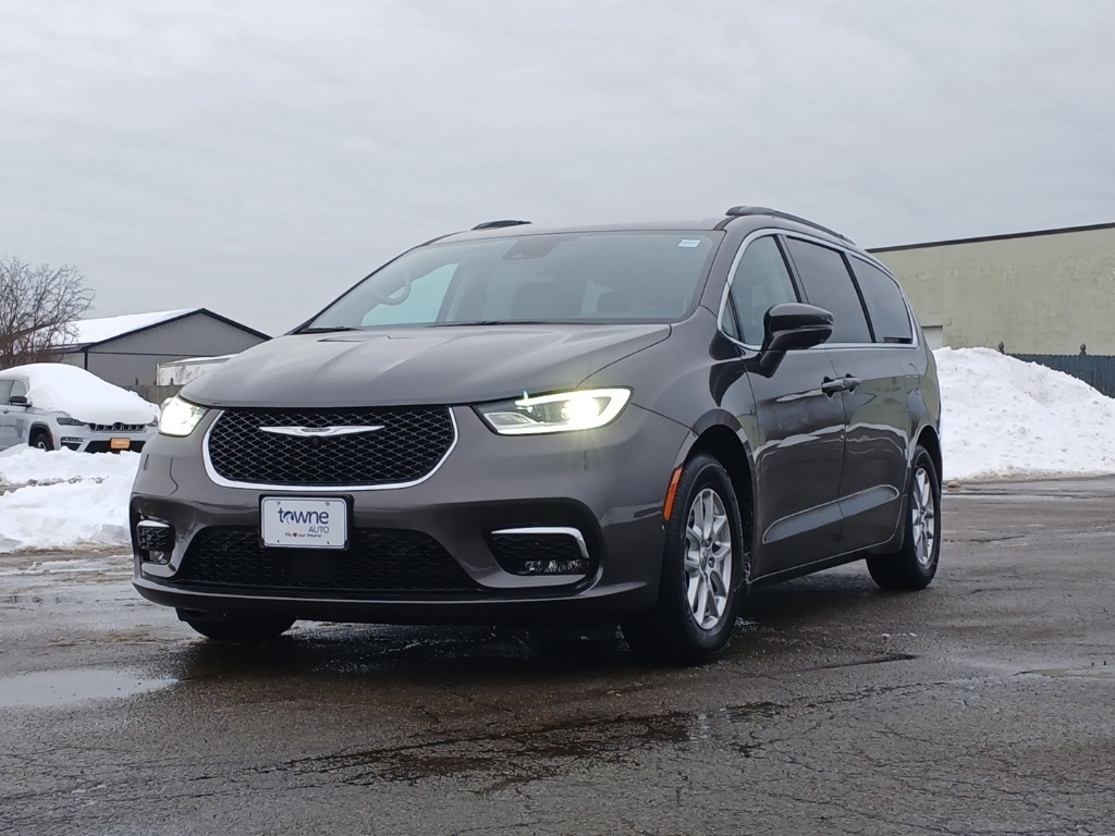 2022 Chrysler Pacifica Touring L's photo