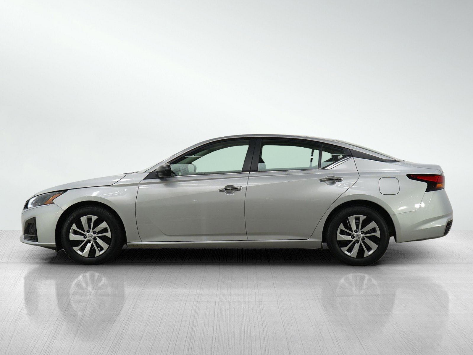 Used 2024 Nissan Altima S with VIN 1N4BL4BV4RN382961 for sale in Burnsville, Minnesota