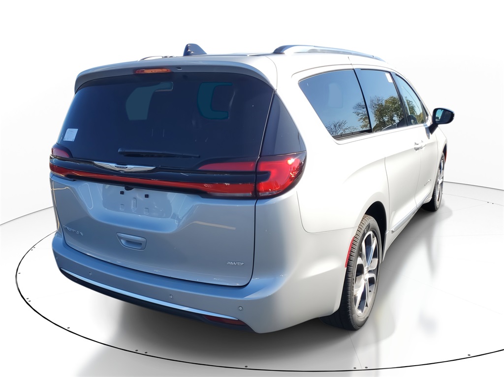 2026 Chrysler Pacifica Pinnacle photo 4