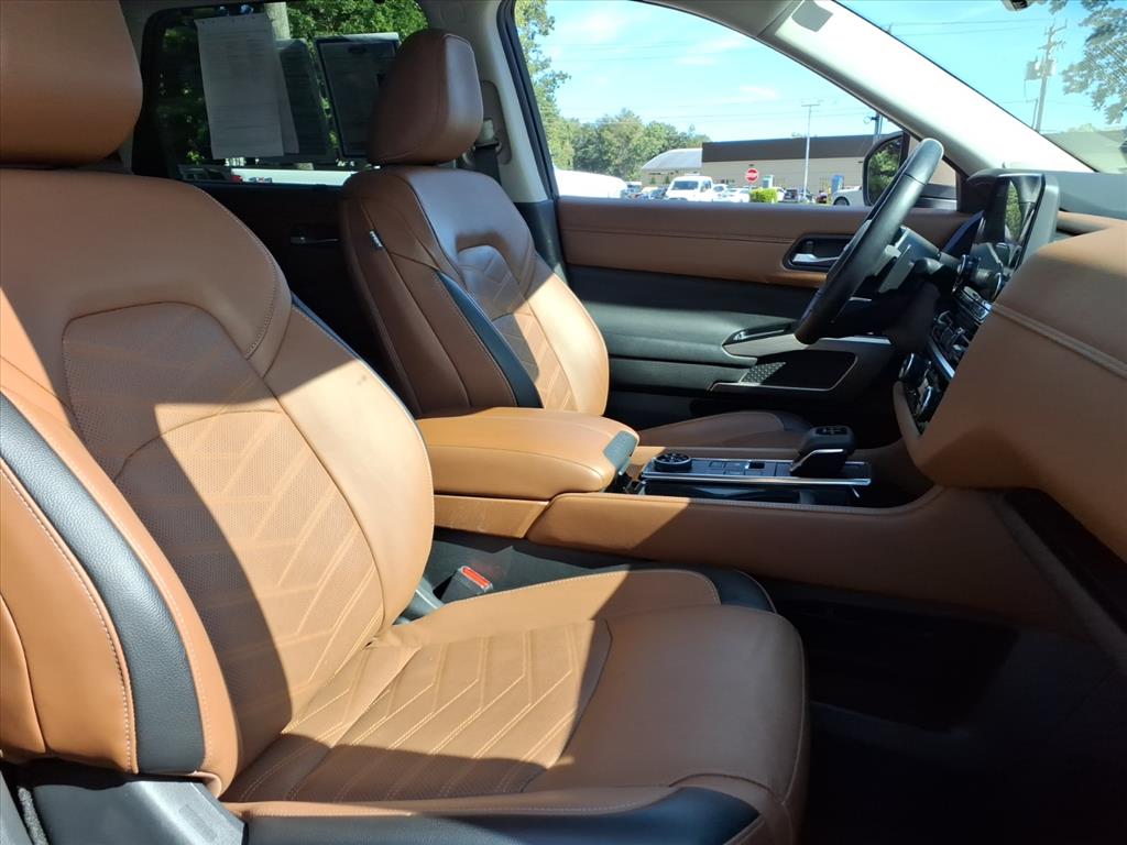 2023 Nissan Pathfinder Platinum photo 7
