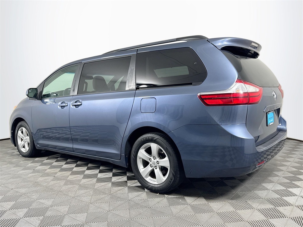 2017 Toyota Sienna LE photo 11