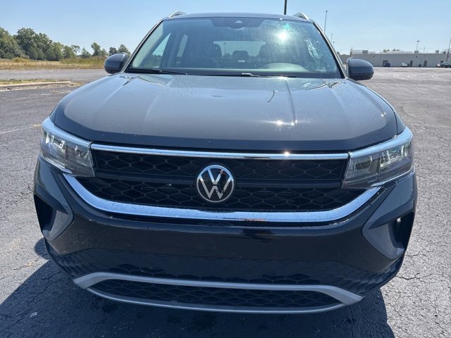 2024 Volkswagen Taos SE photo 2