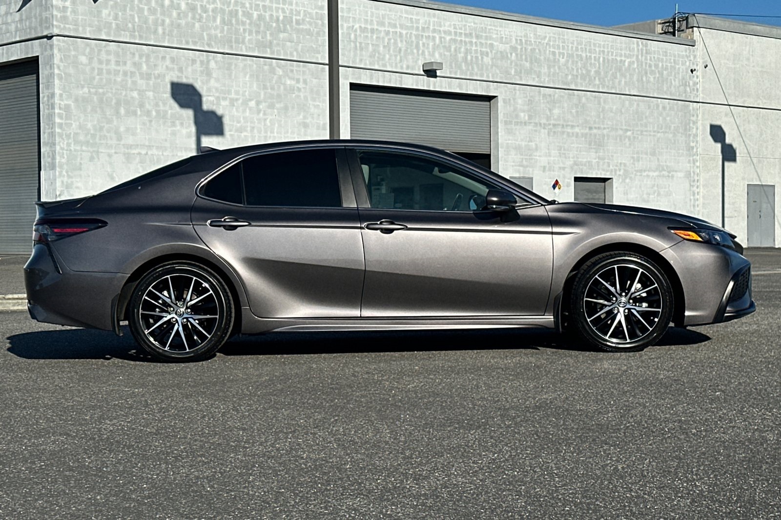 2024 Toyota Camry Hybrid SE photo 3
