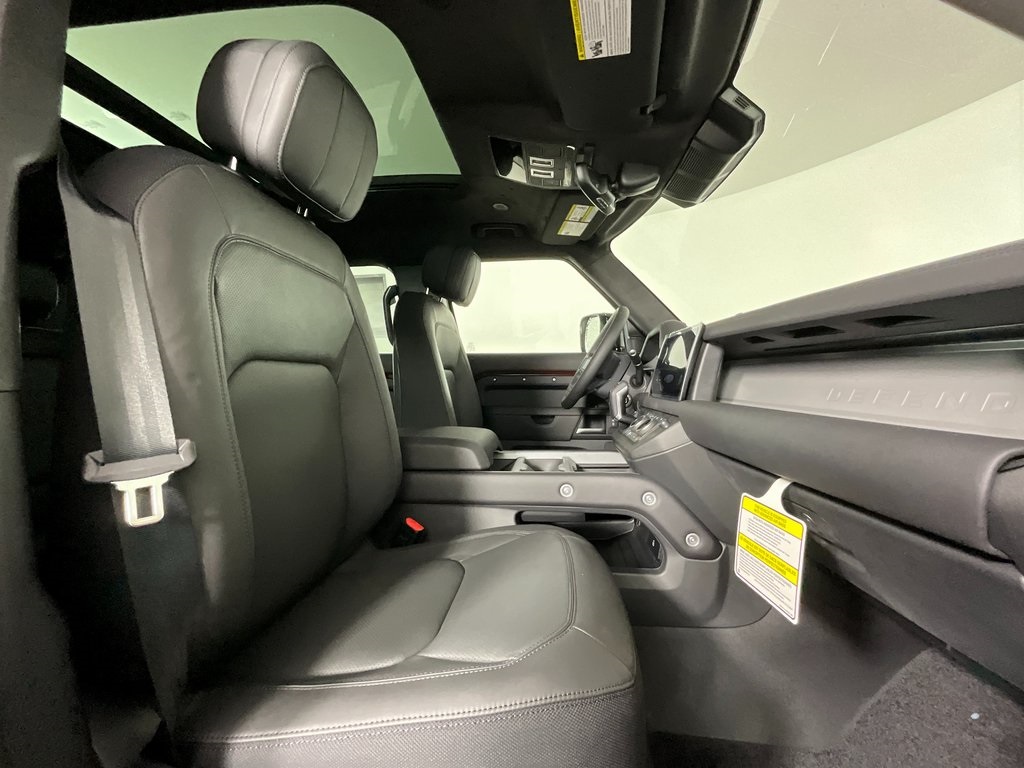 2025 Land Rover Defender 110 photo 3