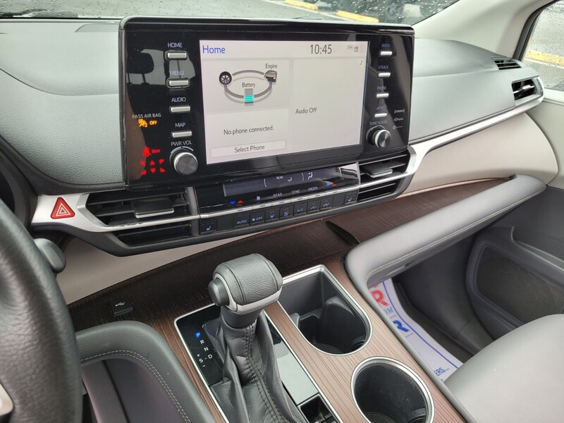 2021 Toyota Sienna XLE photo 22