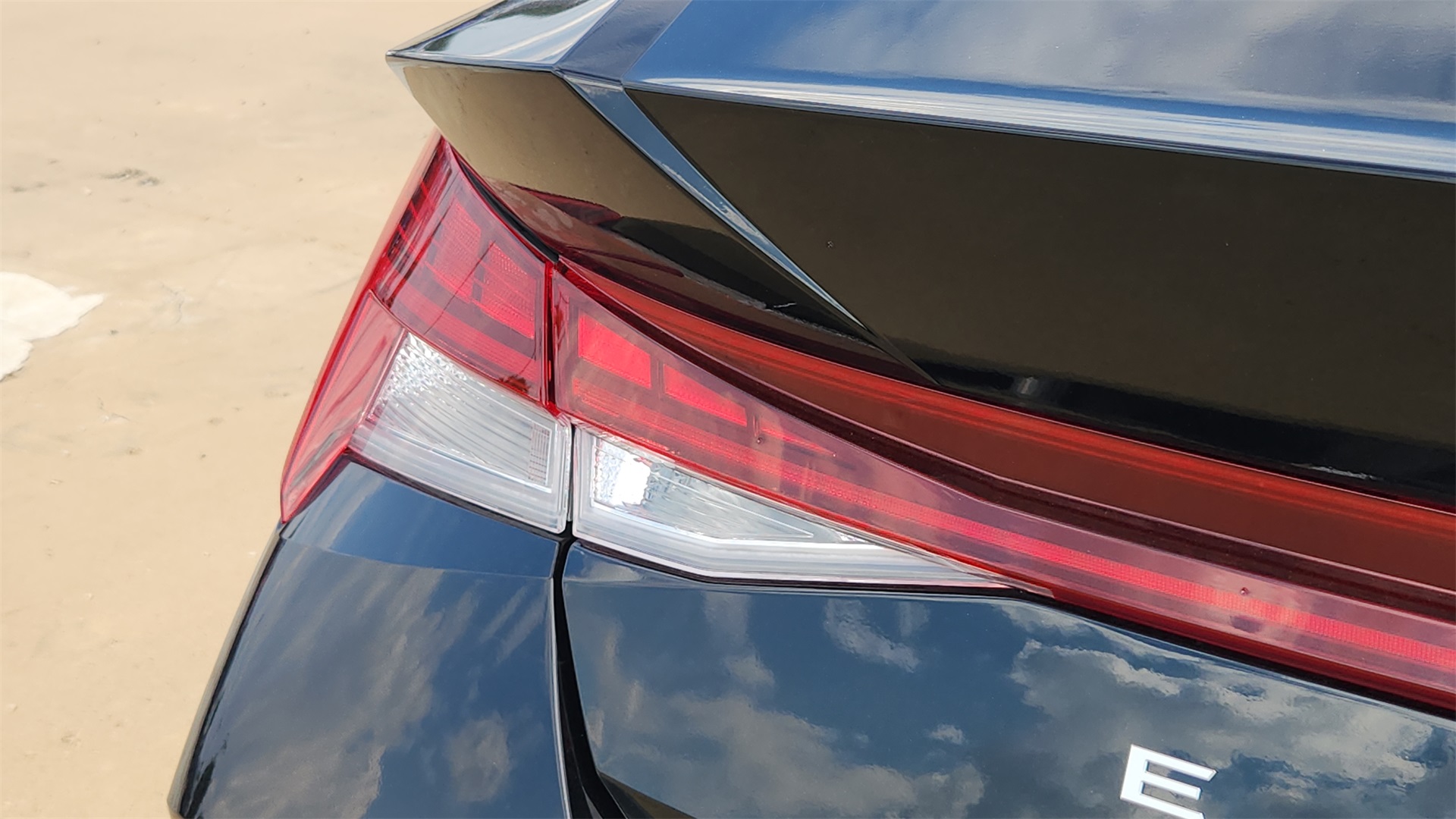 2025 Hyundai Elantra Limited photo 24