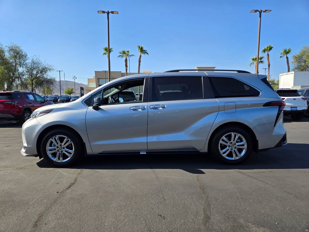 2022 Toyota Sienna XSE photo 3