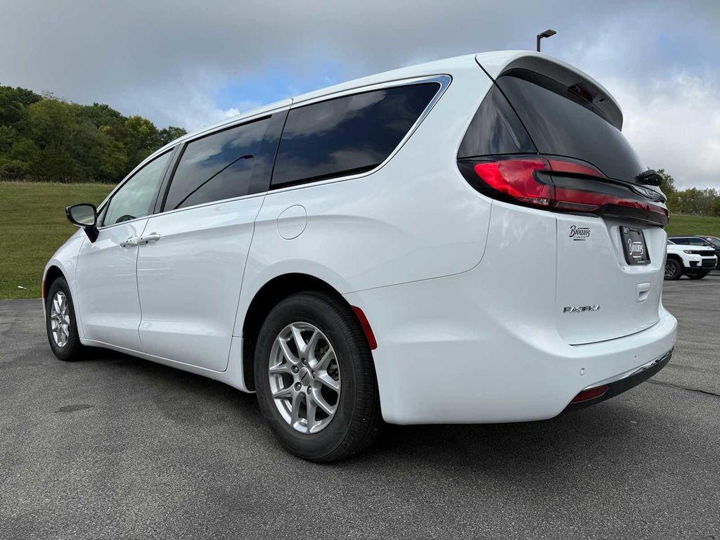2024 Chrysler Pacifica Touring L photo 4