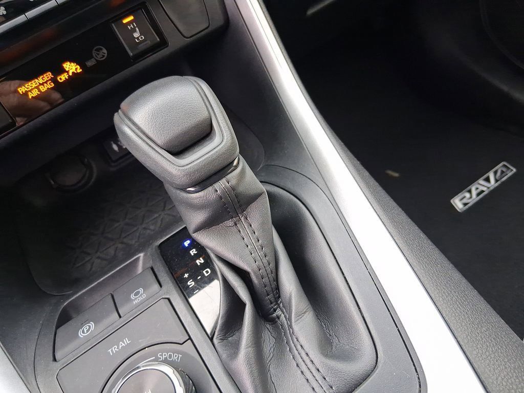 2019 Toyota RAV4 Hybrid XLE photo 19