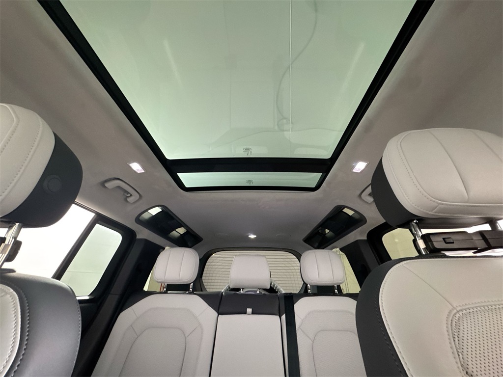 2025 Land Rover Defender 110 V8 photo 17