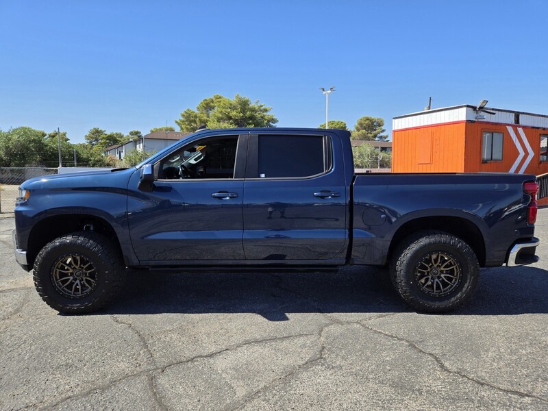 2019 Chevrolet Silverado 1500 LT photo 2