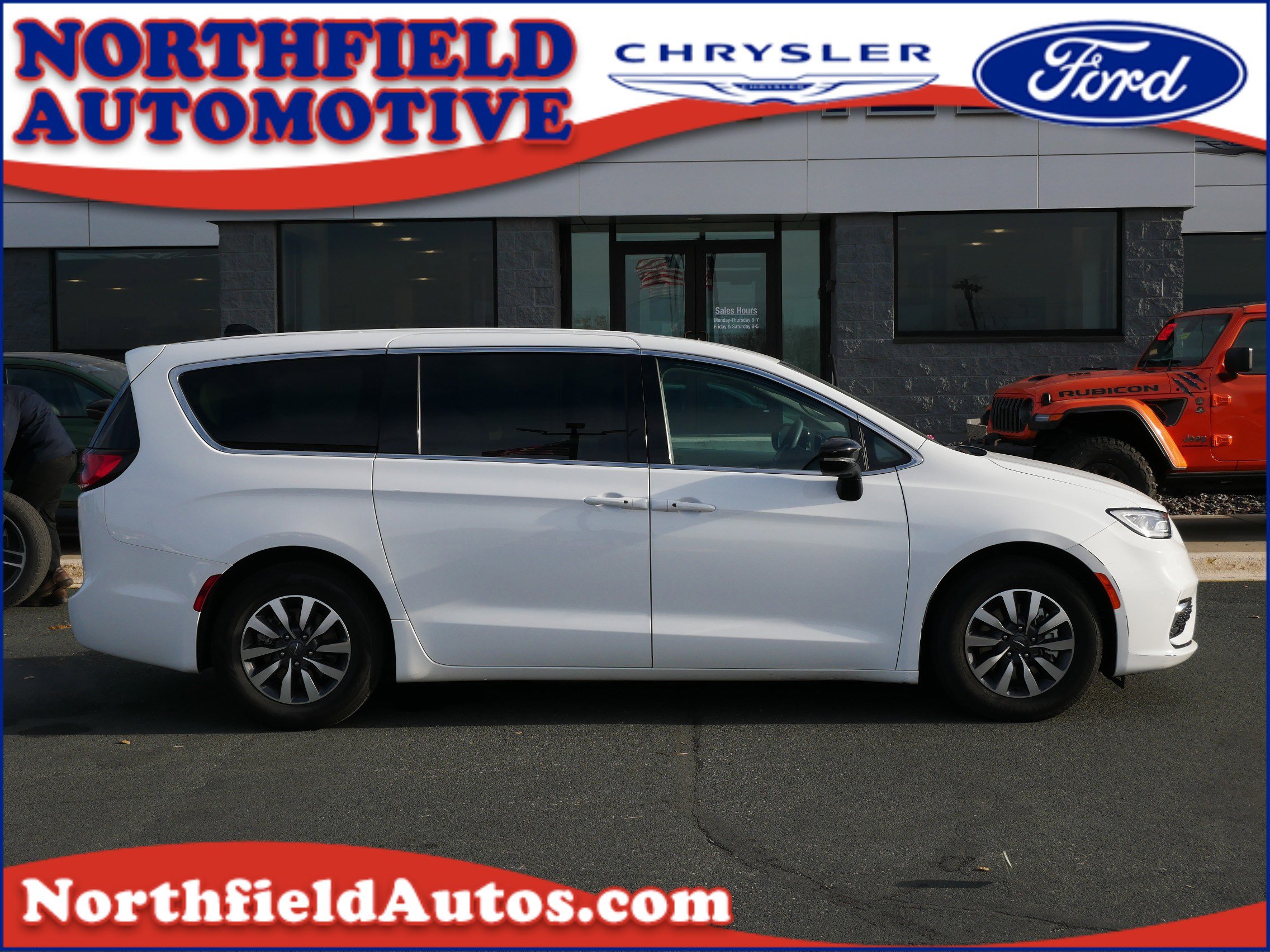 2024 Chrysler Pacifica PHEV Select's photo