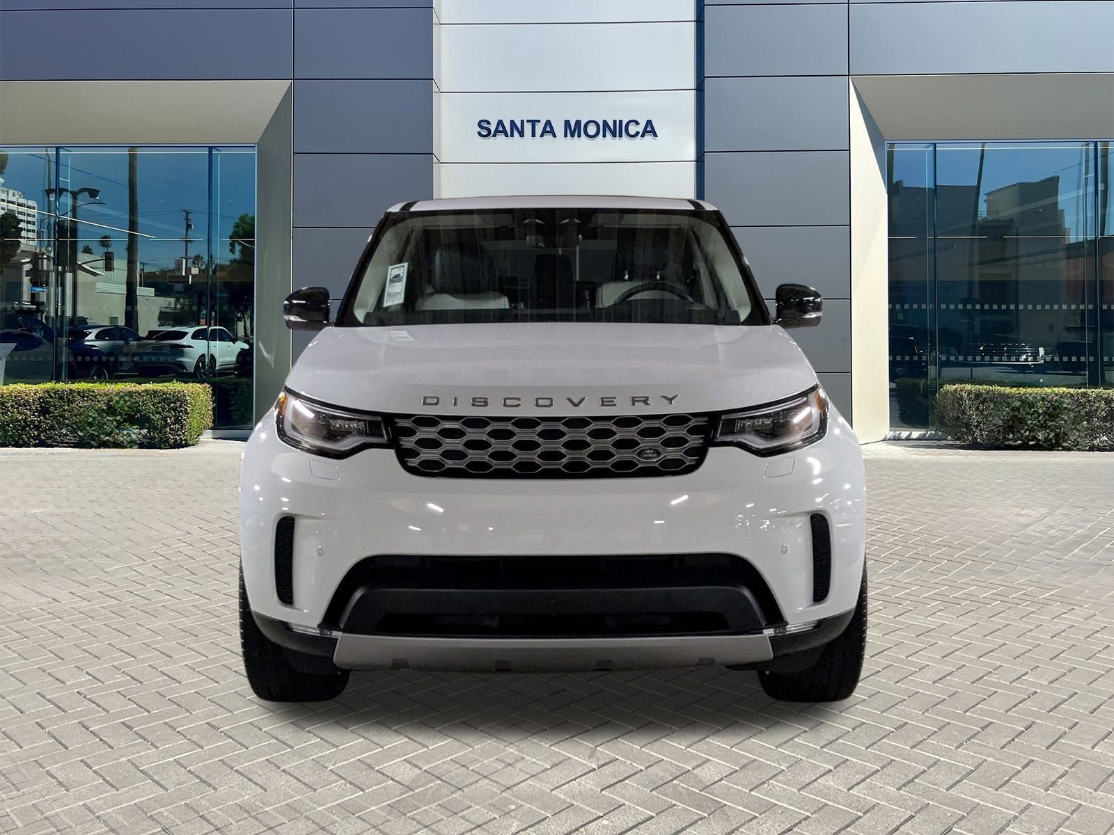 2025 Land Rover Discovery S photo 3