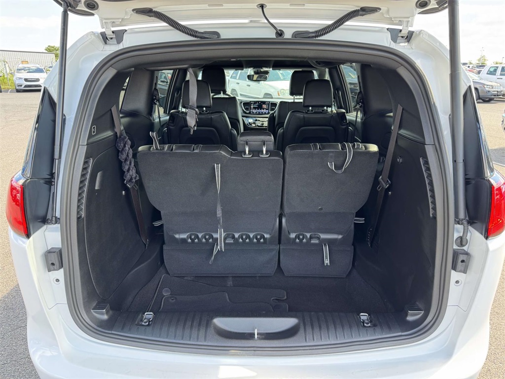 2025 Chrysler Voyager LX photo 28