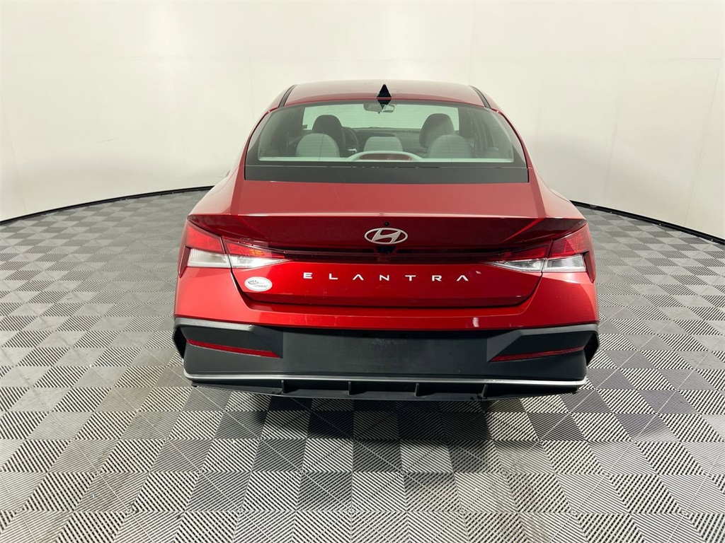 2024 Hyundai Elantra SEL photo 3