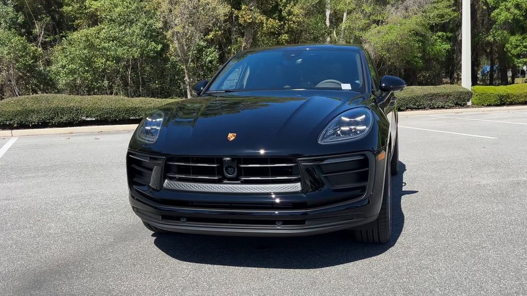 2025 Porsche Macan Base photo 3