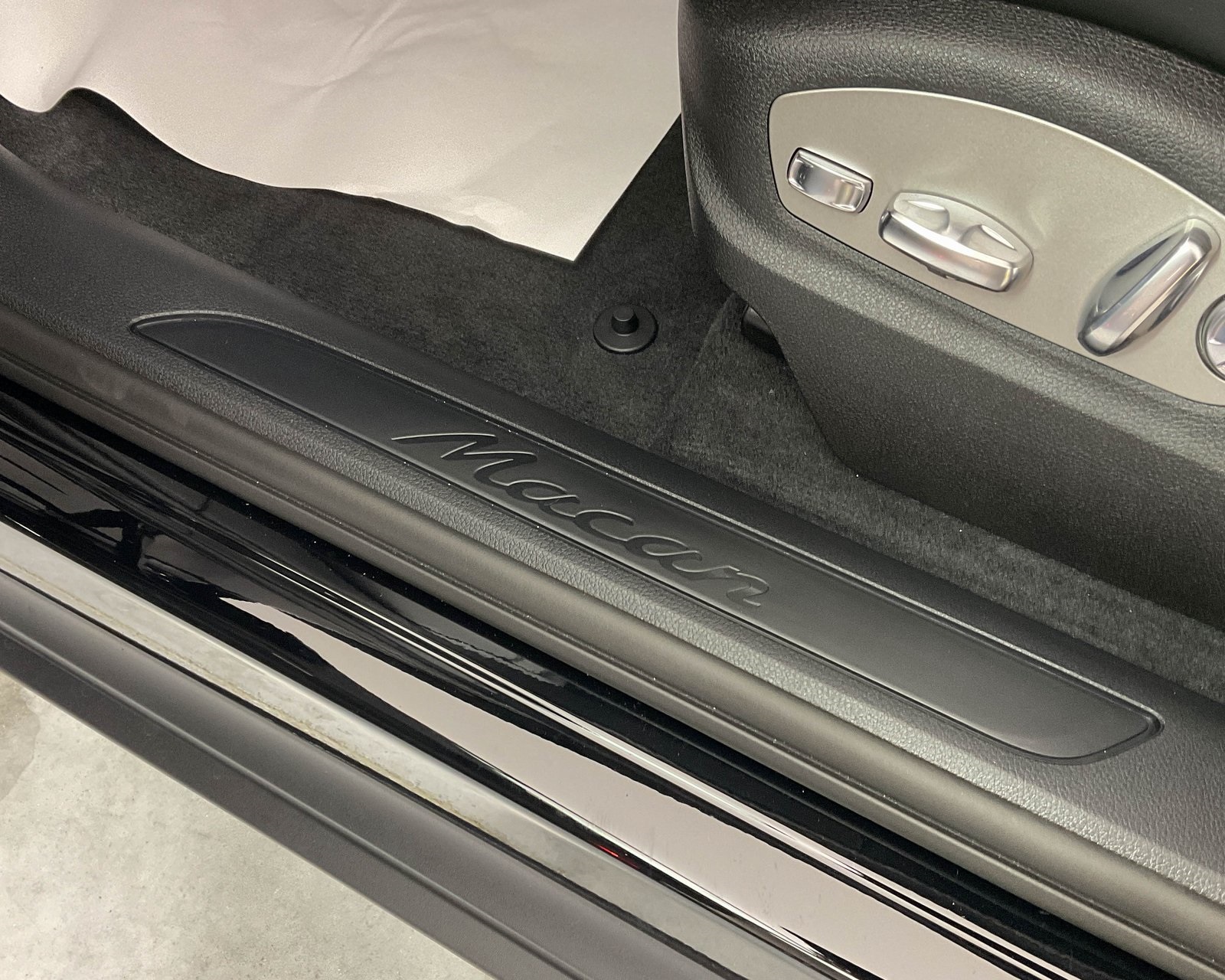 2026 Porsche Macan T photo 15