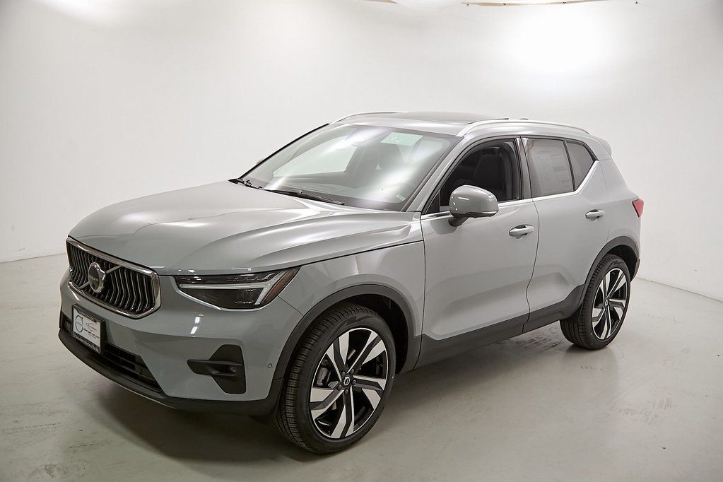 2025 VOLVO XC40 - Image 5
