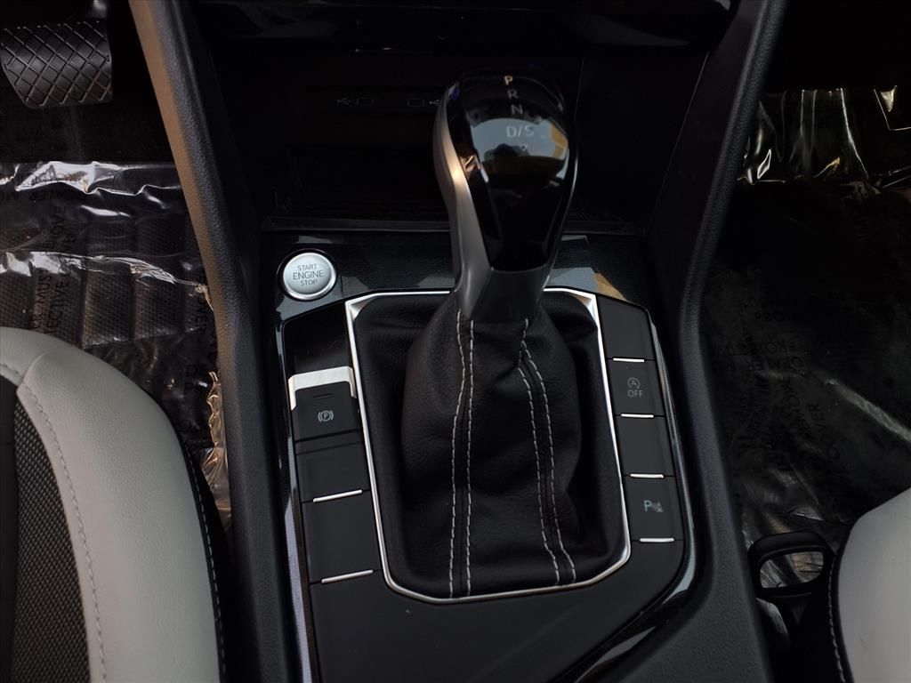 2025 Volkswagen Taos SE photo 9