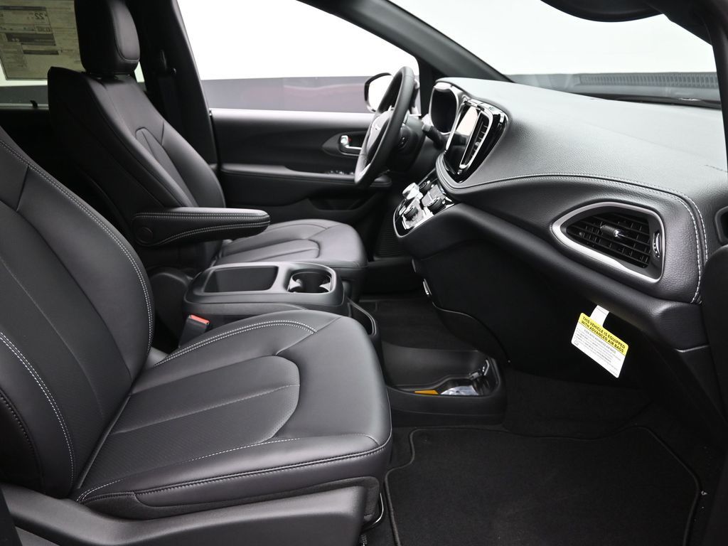 2026 Chrysler Pacifica photo 5