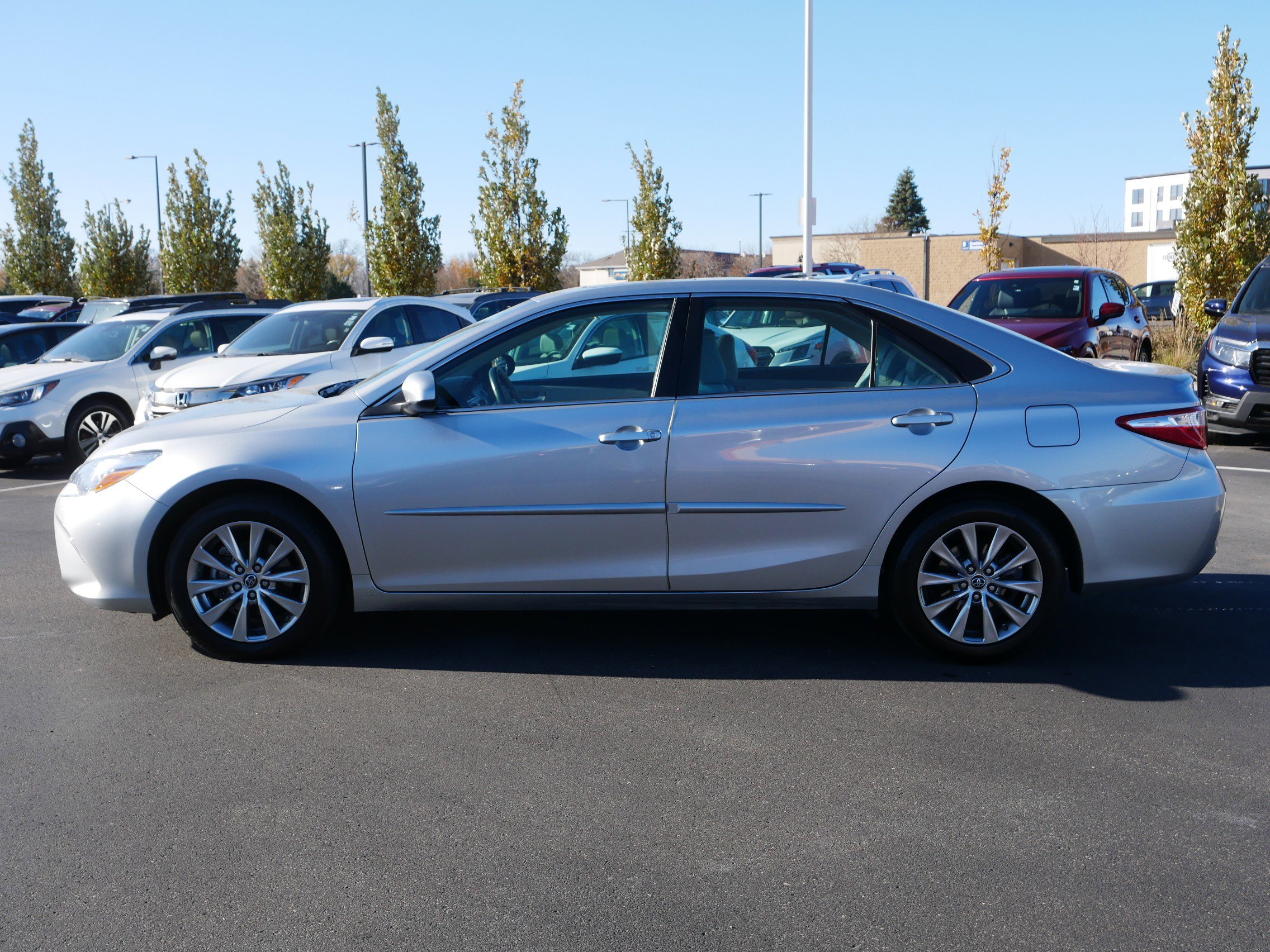 2015 Toyota Camry XLE photo 3