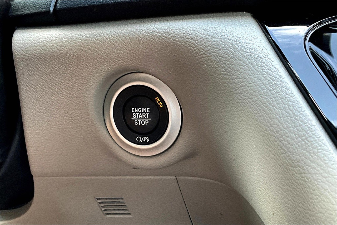 2024 Chrysler Pacifica Touring L photo 24