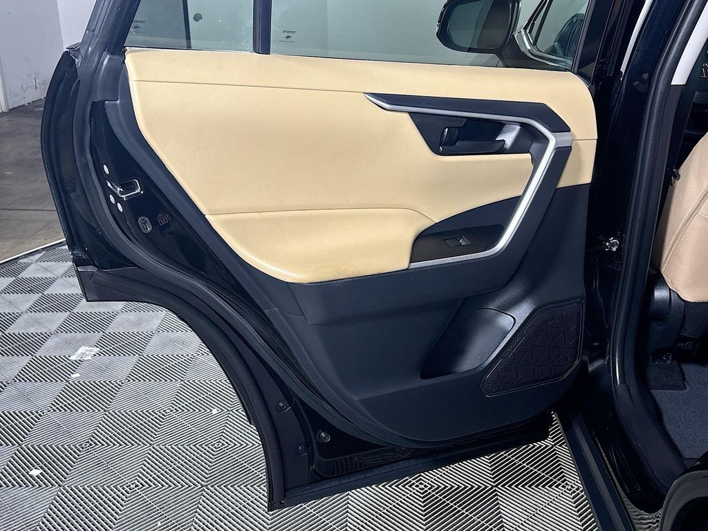 2021 Toyota RAV4 Hybrid LE photo 17