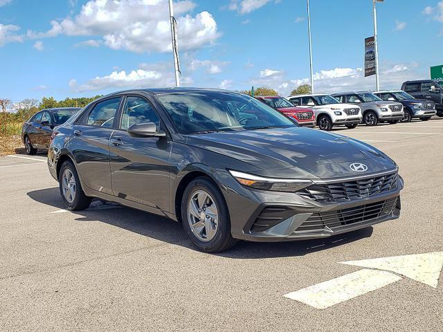2025 Hyundai Elantra SE photo 3