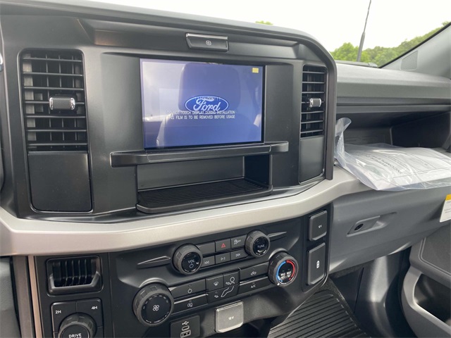 2025 Ford F-550 photo 2