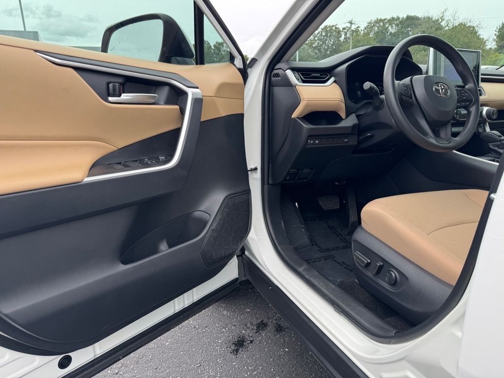 2025 Toyota RAV4 XLE photo 14