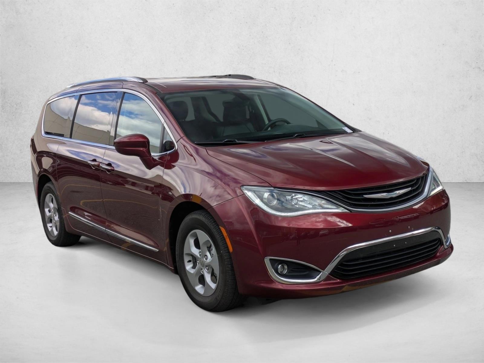 2018 Chrysler Pacifica Hybrid Touring L photo 3